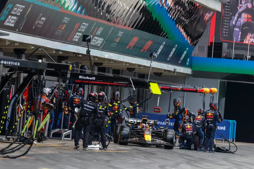 Max Verstappen, Red Bull Racing RB20, sale de su box tras una parada