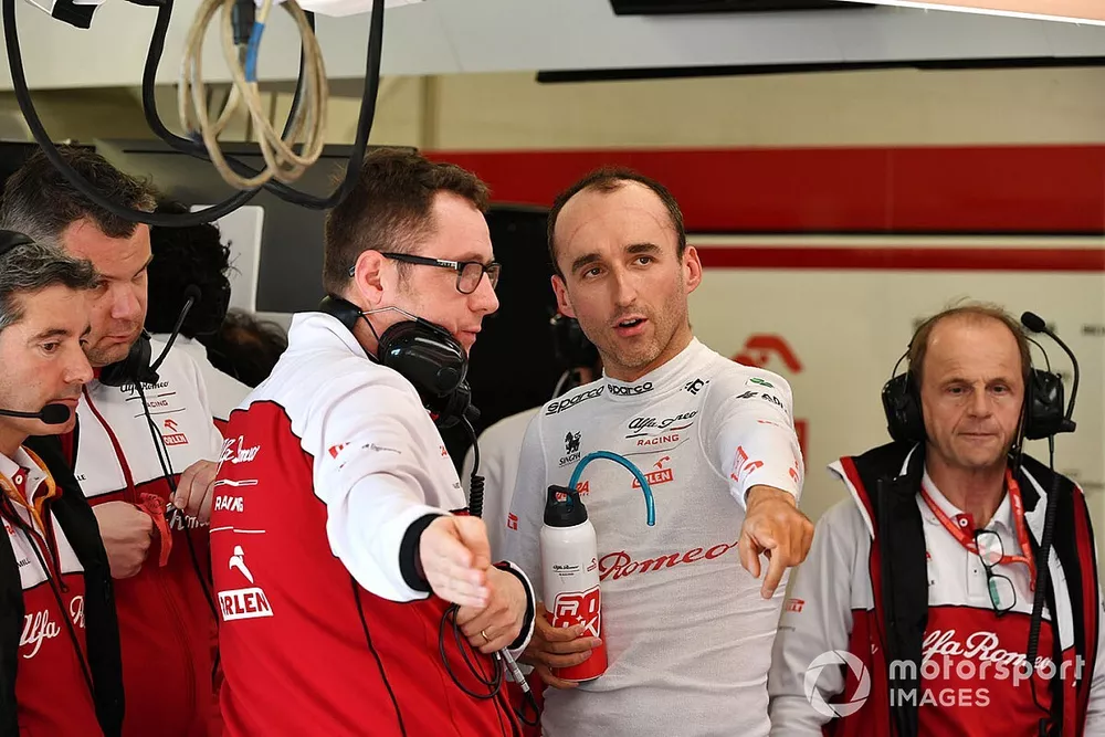 Robert Kubica, Alfa Romeo, habla con los miembros del equipo, incluyendo a Josef Leberer
