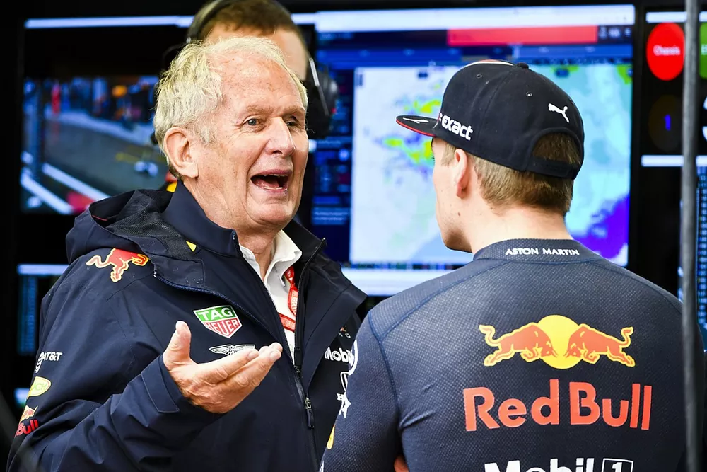 Helmut Marko, Consultor, Red Bull Racing, habla con Max Verstappen, Red Bull Racing