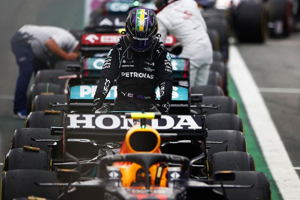 Lewis Hamilton, de Mercedes, llega al Parc Ferme tras la carrera Sprint