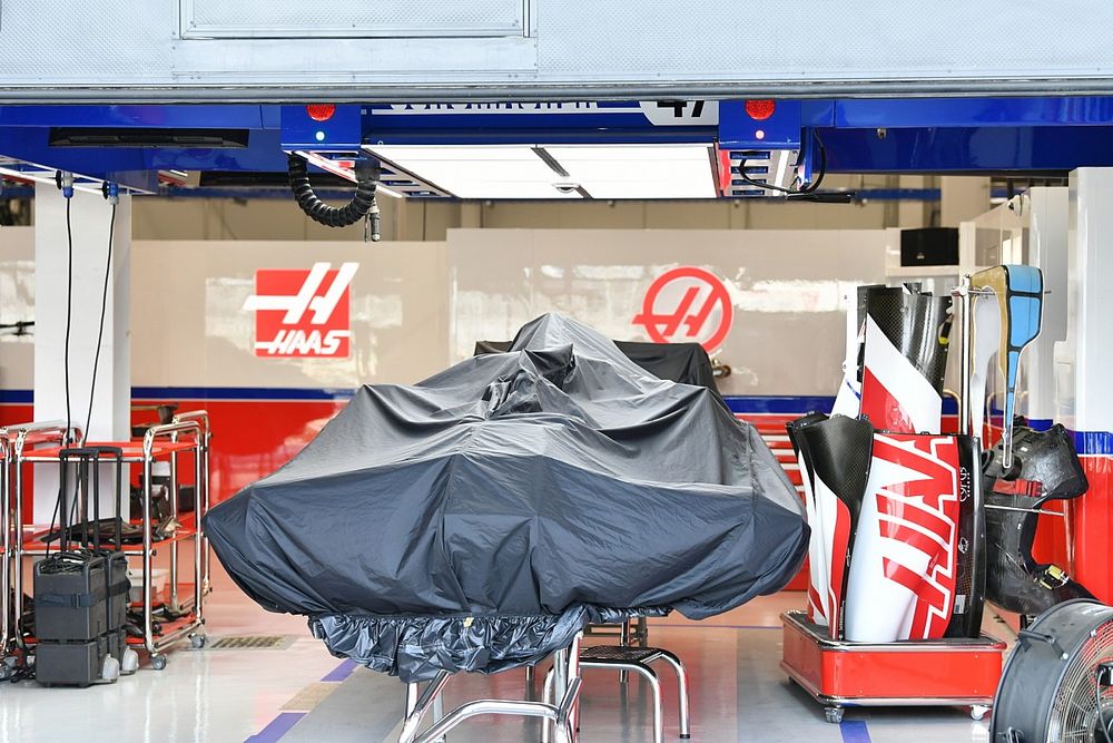 Haas VF-21 pit area garage