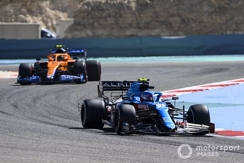 Esteban Ocon, Alpine A521, Lando Norris, McLaren MCL35M 