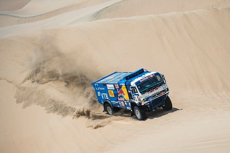 #500 Team Kamaz Master: Eduard Nikolaev, Evgeny Yakovlev, Vladimir Rybakov 