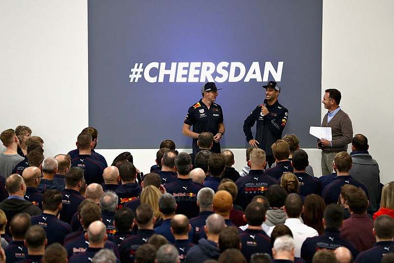 Fotogallery F1: Ricciardo dà l'addio alla Red Bull salutando il team a Milton Keynes
