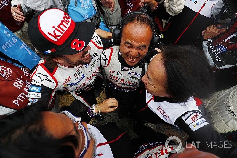 Fernando Alonso, Toyota Gazoo Racing celebrates with the team