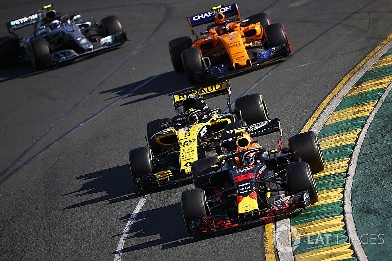 Max Verstappen, Red Bull Racing RB14 Tag Heuer, leads Nico Hulkenberg, Renault Sport F1 Team R.S. 18, Stoffel Vandoorne, McLaren MCL33 Renault, Valtteri Bottas, Mercedes AMG F1 W09