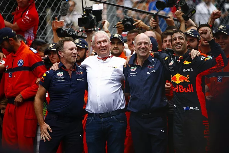 Daniel Ricciardo, Red Bull Racing, celebra la victoria junto a Christian Horner, director de Red Bull Racing, Helmut Markko, Consultor, Red Bull Racing y Adrian Newey, Director t&eacute;cnico, Red Bull Racing