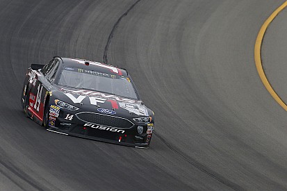 Bowyer tem estratégia certeira e vence em Michigan