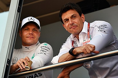 La pole de Bottas dificulta posibles órdenes de equipo en Mercedes
