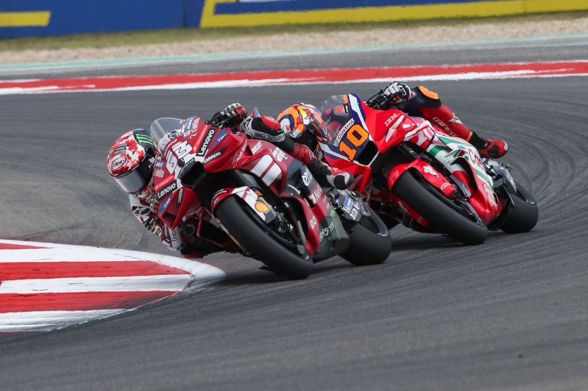 Bagnaia: "Con esta moto tenemos que girar con la goma trasera, y eso las destroza"