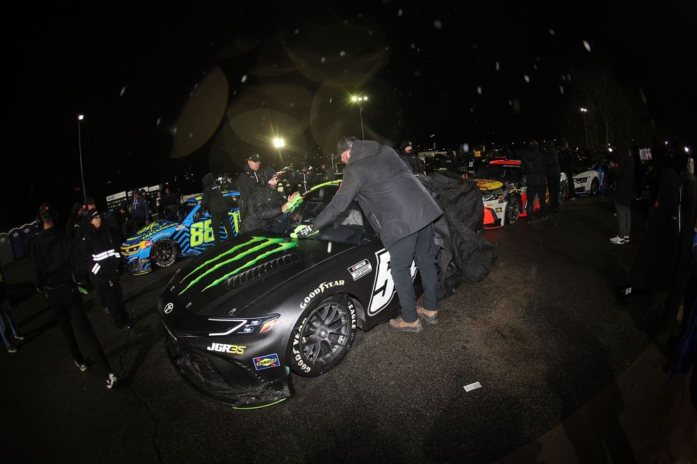 Zona de garaje durante el descanso de mitad de carrera