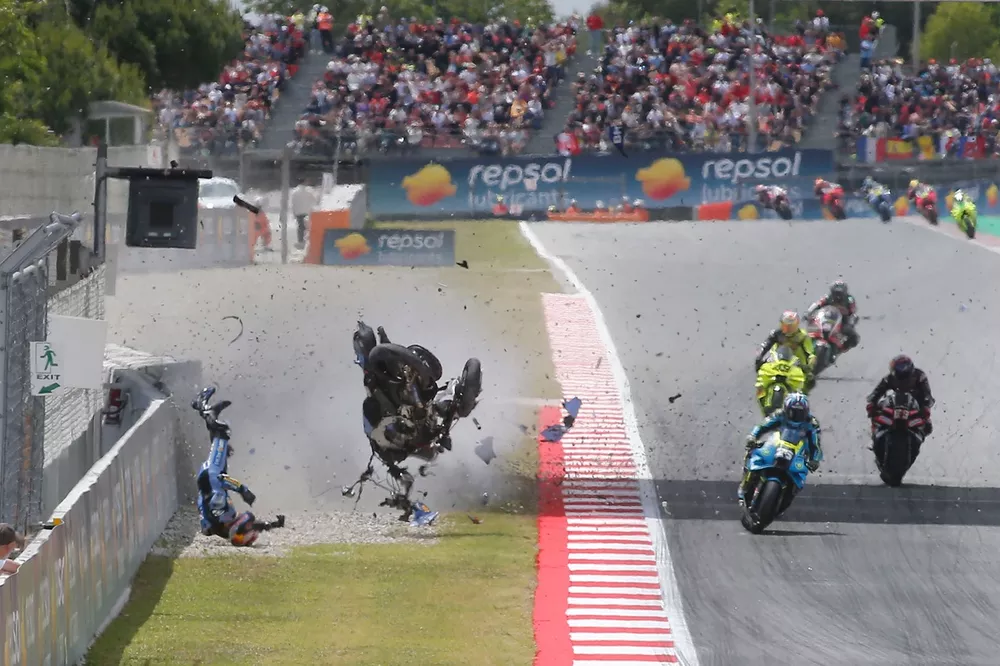 La chute d'Alex Marquez, Gresini Racing, apr&egrave;s le contact avec Pedro Acosta, Red Bull KTM Factory Racing