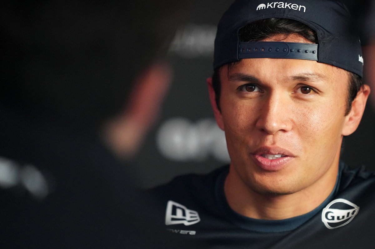 Alex Albon renueva con Williams F1 para la temporada 2027