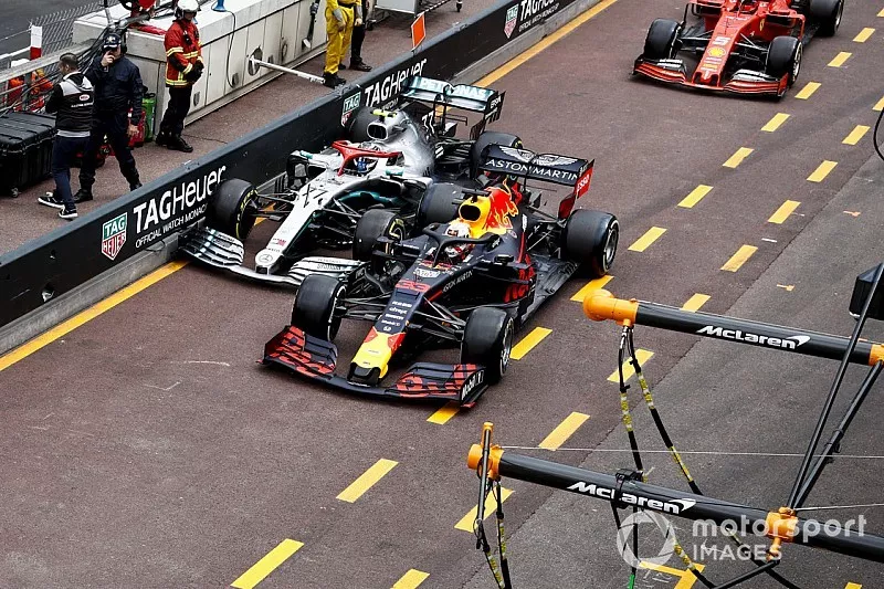 Max Verstappen, Red Bull Racing RB15, en Valtteri Bottas, Mercedes AMG W10