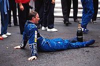 La historia del piloto de F1 que ganó un Mundial con el pie roto