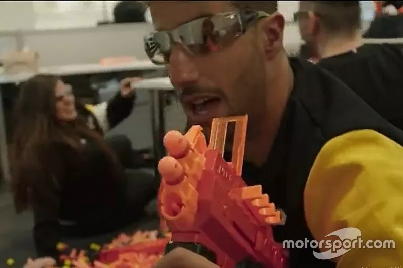 Ricciardo brinca em escrit&oacute;rio da Renault