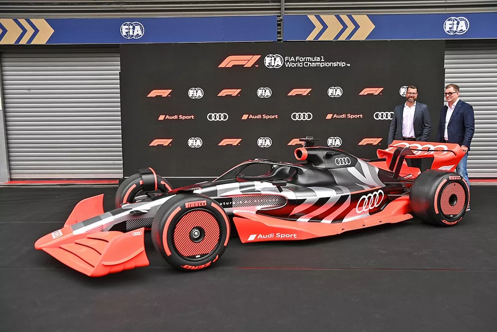 Oliver Hoffmann, hoofd technische ontwikkeling bij Audi Sport GmbH, met Markus Duesmann, voorzitter van de raad van bestuur van Audi AG, met de nieuwe Audi Sport concept car