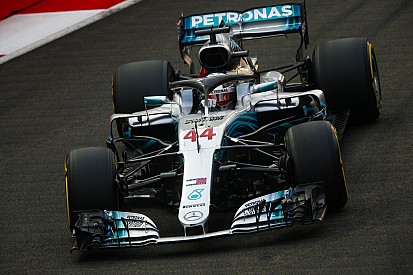 Hamilton re nella notte di Singapore: la Ferrari resta al... buio con Vettel terzo