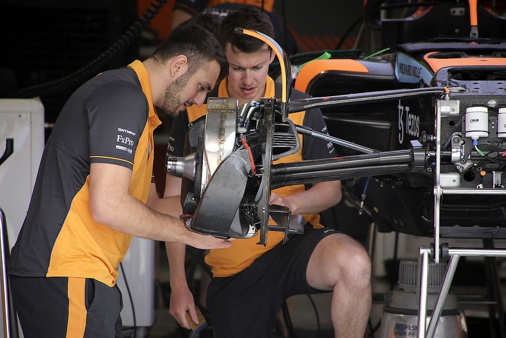 Suspensión delantera del McLaren MCL36