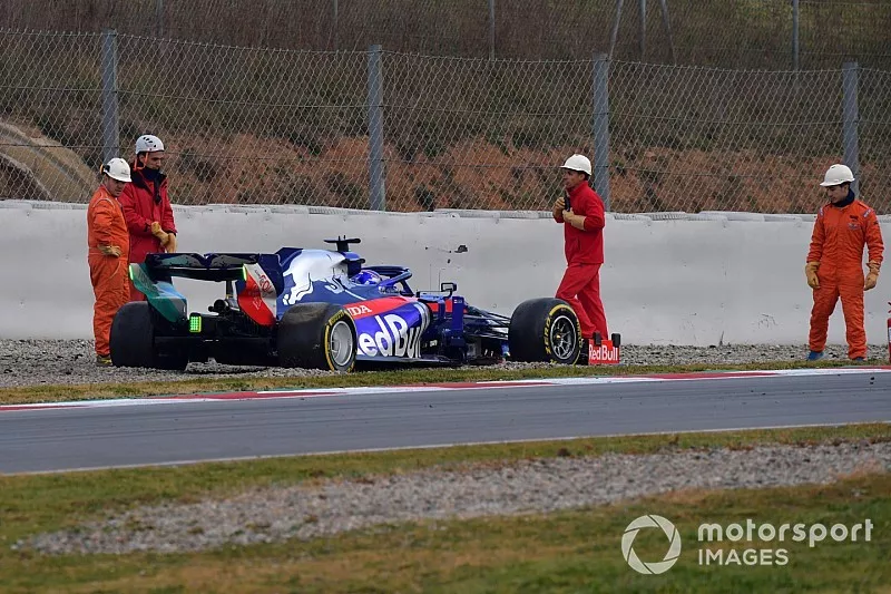 Alex Albon, Scuderia Toro Rosso STR14 detenido en pista despu&eacute;s de un trompo