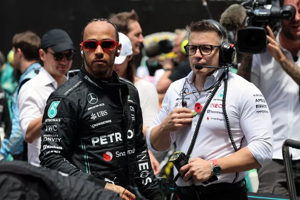 Lewis Hamilton, Mercedes-AMG , Peter Bonnington, Senior Race Engineer, Mercedes AMG, on the grid before the race