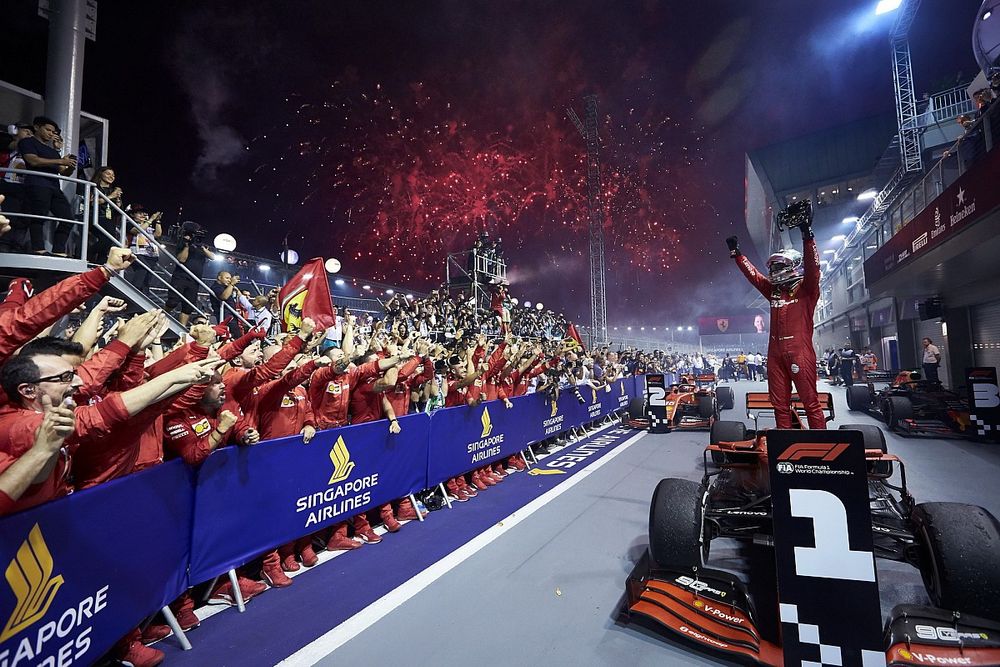 Sebastian Vettel, Ferrari, 1ª posición, celebra en el Parc Ferme