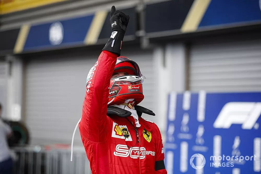 Charles Leclerc, Ferrari, 1er puesto, celebra a su llegada al Parque Ferme