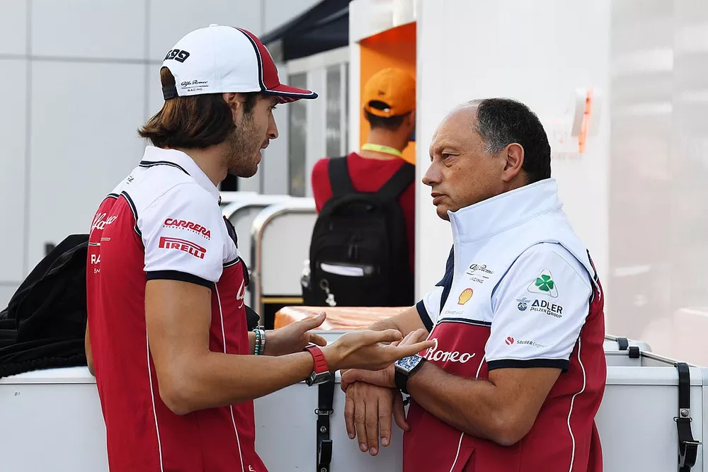Antonio Giovinazzi, Alfa Romeo Racing, parle avec Frédéric Vasseur, Team Principal, Alfa Romeo Racing, dans le paddock