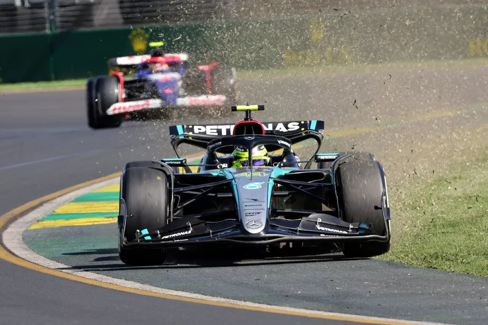 Lewis Hamilton, Mercedes F1 W15, Yuki Tsunoda, VCARB 01