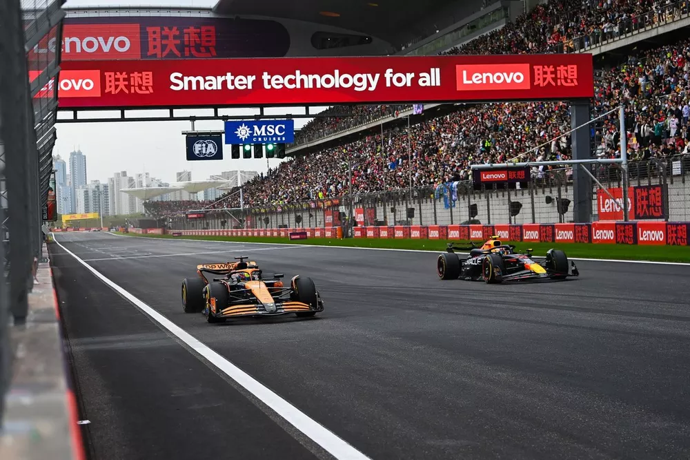 Oscar Piastri, McLaren MCL38, Sergio Perez, Red Bull Racing RB20