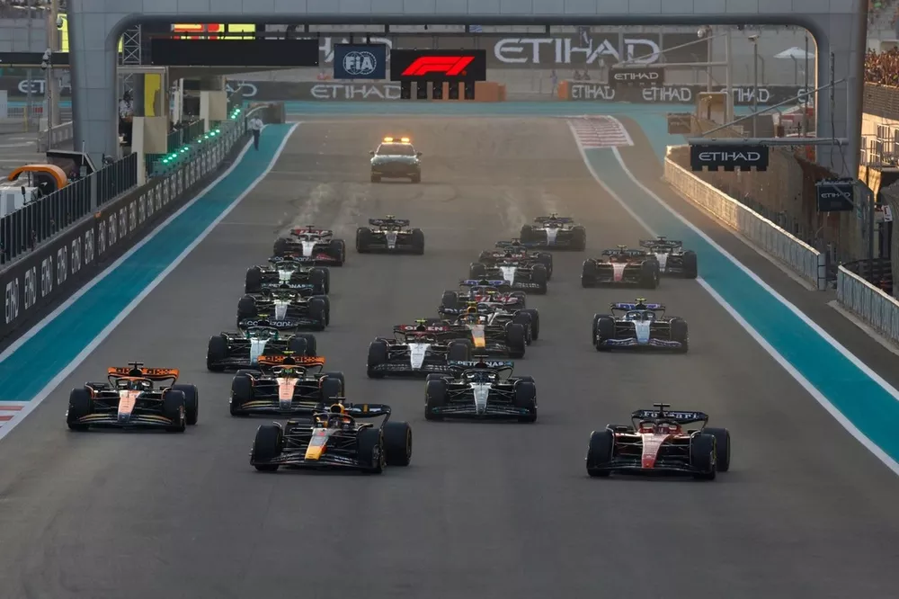 Max Verstappen, Red Bull Racing RB19, Charles Leclerc, Ferrari SF-23, Oscar Piastri, McLaren MCL60, Lando Norris, McLaren MCL60, George Russell, Mercedes F1 W14, de rest van het veld bij de start