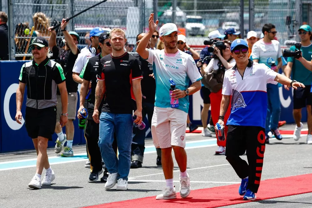 Valtteri Bottas, Stake F1 Team Kick Sauber, Kevin Magnussen, Haas F1 Team, Pierre Gasly, Alpine F1 Team, Yuki Tsunoda, Visa Cash App RB F1 Team, llegan para el desfile de pilotos.