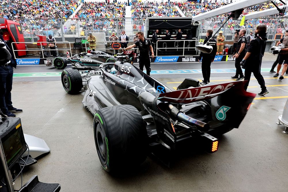 Lewis Hamilton, Mercedes F1 W14, George Russell, Mercedes F1 W14, wyjazd z garażu