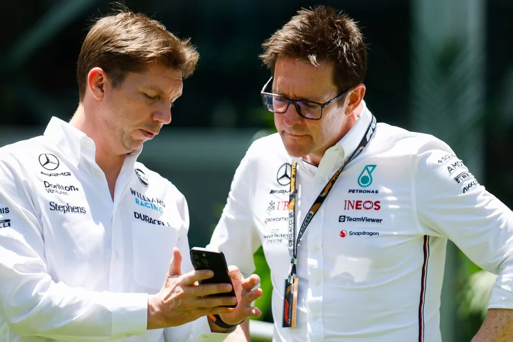 James Vowles, director del equipo Williams Racing, y Andrew Shovlin, director de ingenier&iacute;a en pista de Mercedes-AMG. 
