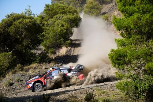 Rally Acrópolis: Tanak encabeza un 1-2 de Hyundai en la dureza de Grecia