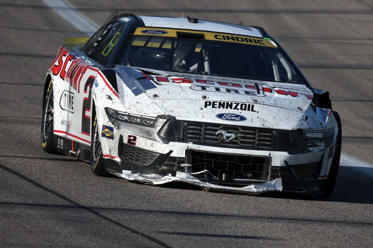 What caused the restart pileup that collected eleven cars at Kansas?