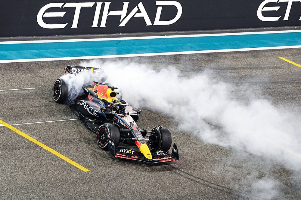El campeón del mundo Max Verstappen, Red Bull Racing RB18, 1ª posición, realiza donuts en la parrilla de salida para celebrarlo