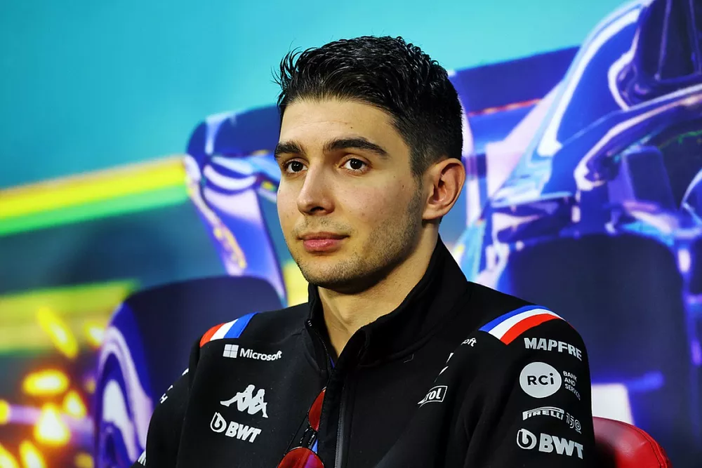 Esteban Ocon, del equipo Alpine F1, en la rueda de prensa 
