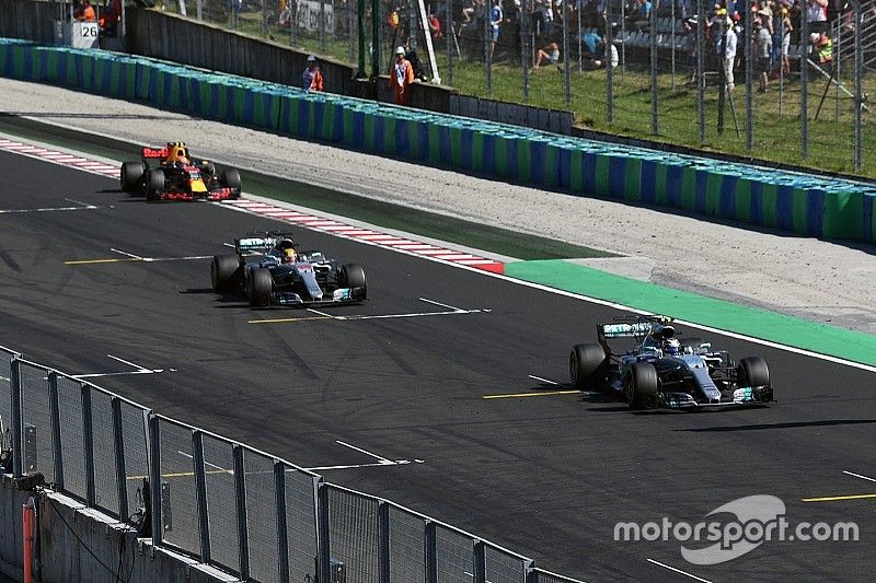 Valtteri Bottas, Mercedes-Benz F1 W08 Hybrid and Lewis Hamilton, Mercedes-Benz F1 W08 Hybrid cross the line