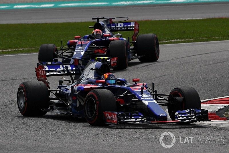 Carlos Sainz Jr., Scuderia Toro Rosso STR12 leads Pierre Gasly, Scuderia Toro Rosso STR12