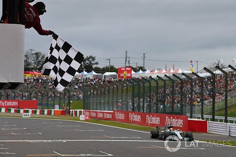 Lewis Hamilton, Mercedes-Benz F1 W08  toma la bandera a cuadros al final de calificaci&oacute;n