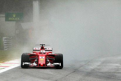 Les pilotes Ferrari douchés par le déluge en Q3