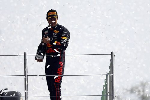 L&oacute;pez Obrador felicita a "Checo" P&eacute;rez por su podio en el GP de M&eacute;xico