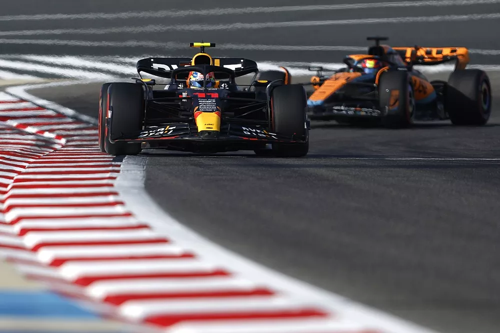 Sergio P&eacute;rez, Red Bull Racing RB19, lidera Oscar Piastri, McLaren MCL60