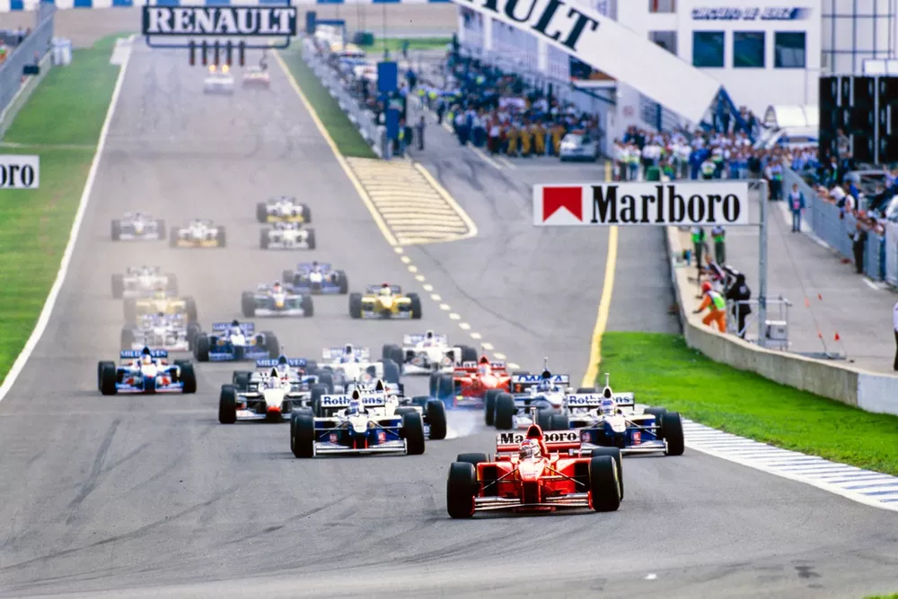 Michael Schumacher, Ferrari F310B, lidera la carrera en la salida