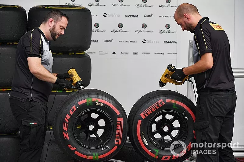 Ing&eacute;nieurs et pneus Pirelli