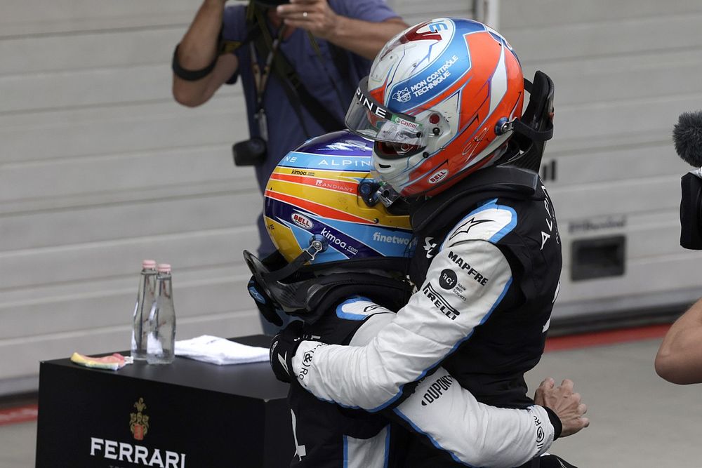 Fernando Alonso, Alpine F1, celebra con Esteban Ocon, Alpine F1, la 1ª posición, en el Parc Ferme