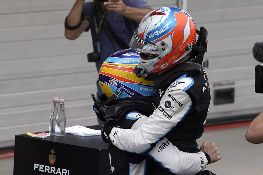 Fernando Alonso, Alpine F1, celebra con Esteban Ocon, Alpine F1, la 1&ordf; posici&oacute;n, en el Parc Ferme