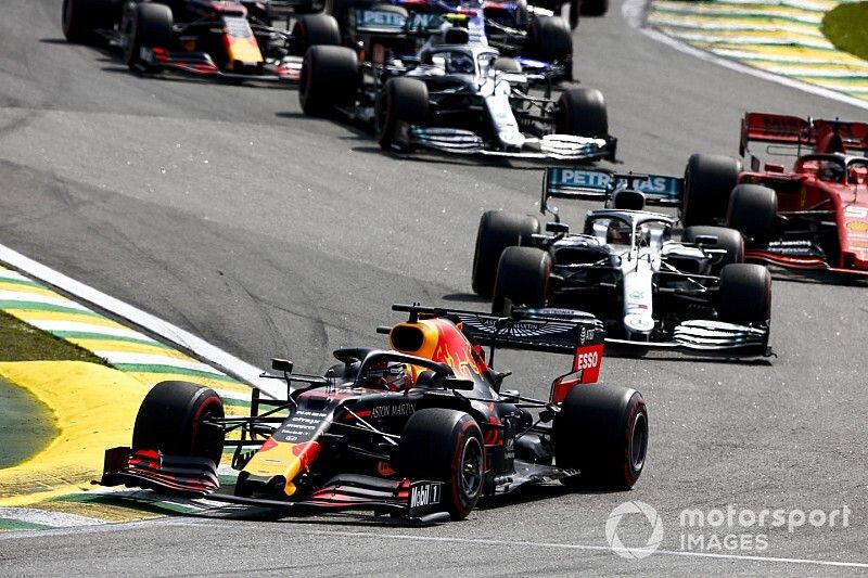 Max Verstappen, Red Bull Racing RB15, Lewis Hamilton, Mercedes AMG F1 W10, Charles Leclerc, Ferrari SF90, y el resto a través de las primeras curvas
