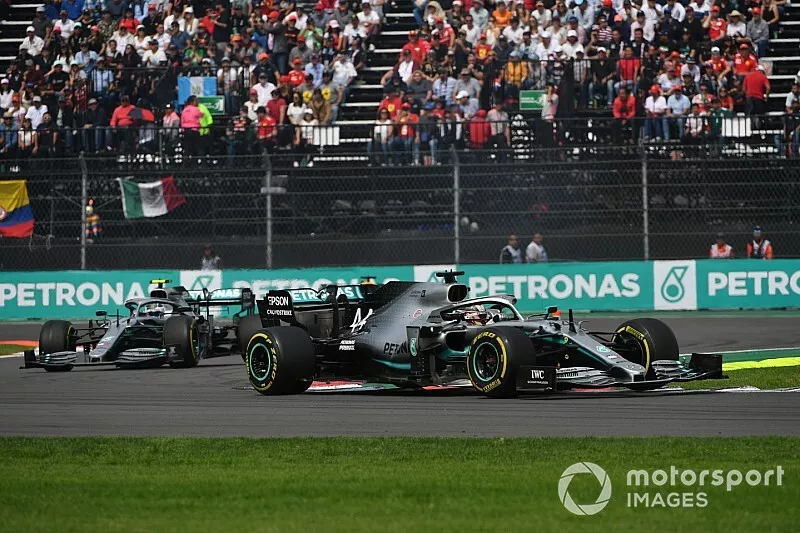 Lewis Hamilton, Mercedes AMG F1 W10, devant Valtteri Bottas, Mercedes AMG W10